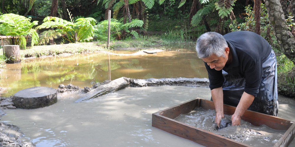 Mud dyeing